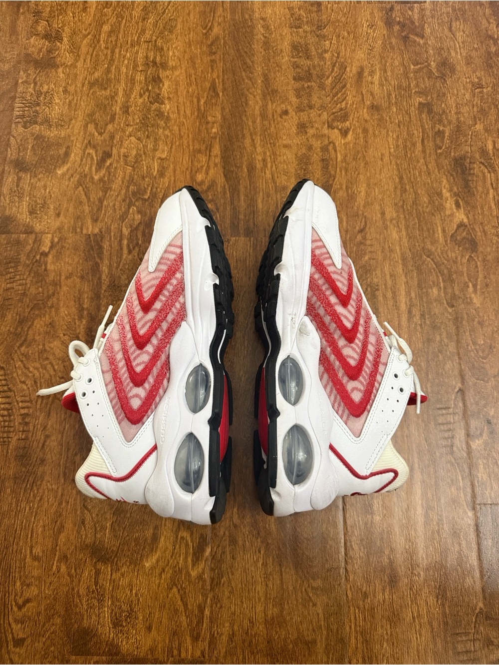 Nike Men’s White and Red Wave-Pattern Sneakers - Picture 6 of 15